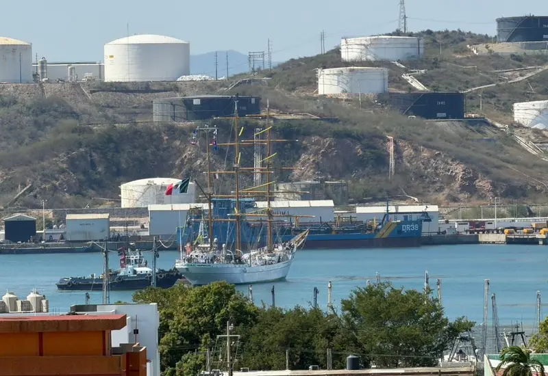 El buque 'Embajador de los Mares' a su llegada al puerto de Salina Cruz, donde permanecerá anclado por un periodo de tres meses.