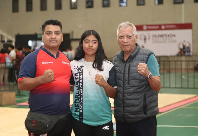La boxeadora Camila Bohórquez, heredera de una tradición familiar, posa junto a su padre, Oliver Bohórquez, y su abuelo.