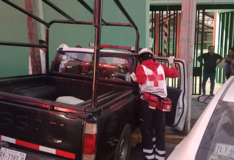 Una camioneta impactada contra la barda del mercado IV Centenario, como resultado de un accidente que dejó una persona lesionada en la zona.