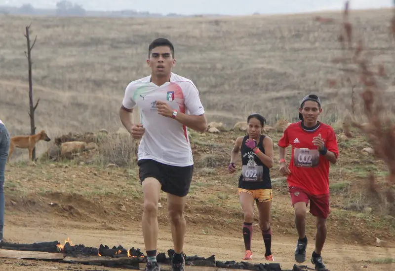 Corredores participan en la tradicional Carrera Atlética del Señor de Esquipulas, un evento deportivo que se celebra en San Juan Sayultepec.