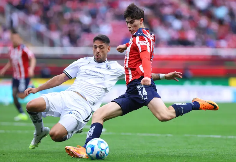 Jugadores de las Chivas celebran su victoria contra Querétaro, resultado con el que recuperaron el liderato y se mantienen invictos en el torneo.