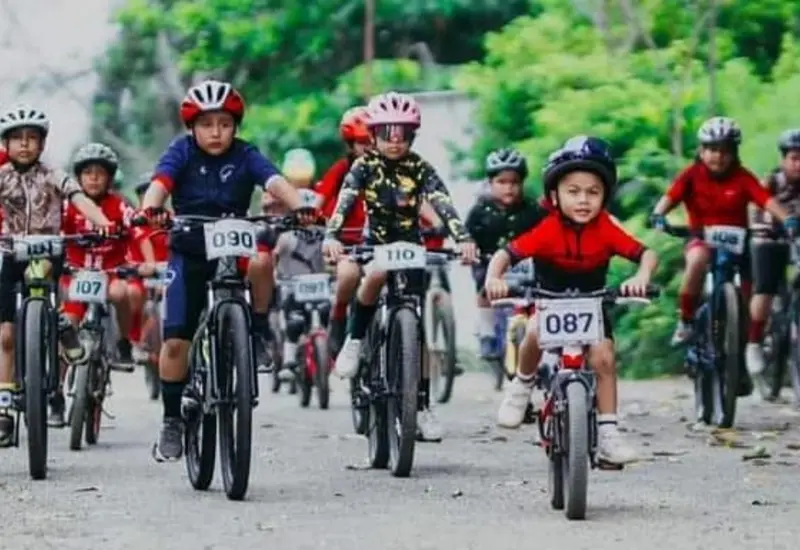 Niños ciclistas compiten en la primera fecha del serial de Ciclismo de Montaña infantil, celebrado en el municipio de Cuilápam de Guerrero.