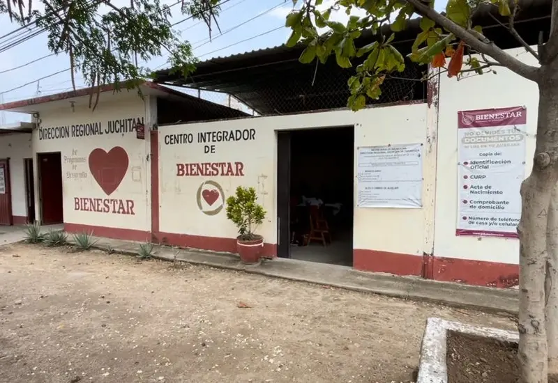 Fachada de la oficina delegacional de la Secretaría de Bienestar cerrada temporalmente, con sedes alternas en Santo Domingo Tehuantepec y Ciudad Ixtepec.