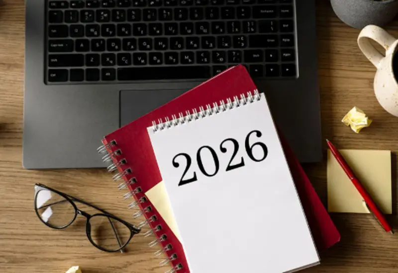 Una persona planifica sus propósitos de Año Nuevo para el 2026, considerando el costo financiero necesario para cumplir con sus metas.