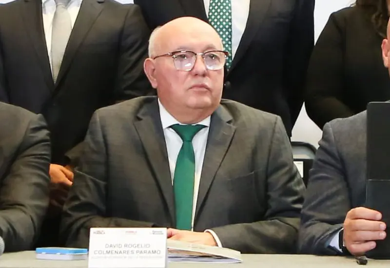 David Colmenares Páramo, auditor superior de la Federación, en un retrato fotográfico para un artículo sobre el valor de la educación social.