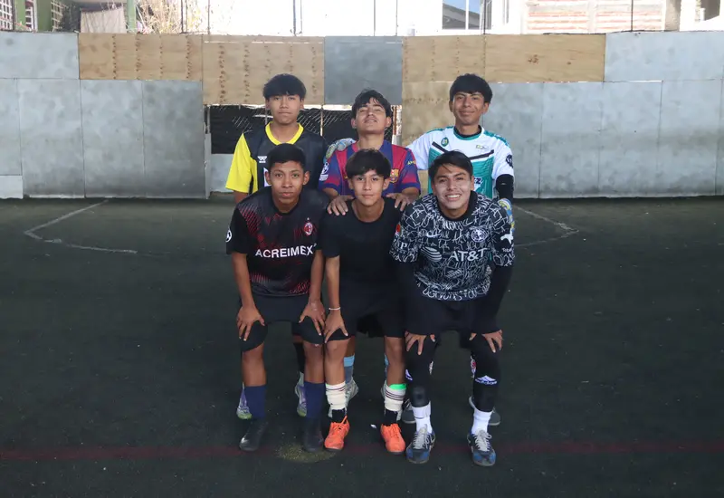 El equipo Deportivo León celebra con su trofeo tras coronarse campeón del torneo de futbol rápido con motivo del Día de Reyes.