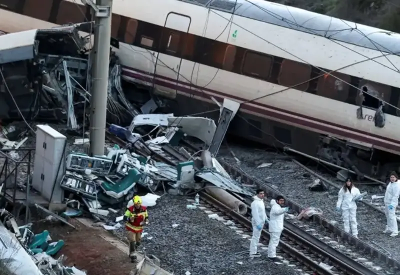 Tres vagones de un tren de alta velocidad descarrilaron durante el peor desastre ferroviario de España, mostrando la magnitud del accidente.