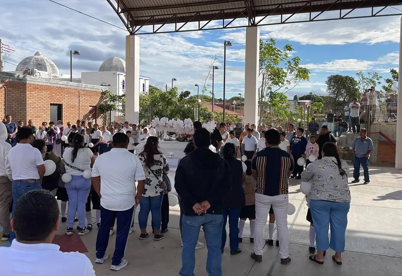 Escena conmovedora durante la triste despedida de Elenita en la comunidad de San Pedro Comitancillo, Oaxaca, rodeada de familiares y amigos.