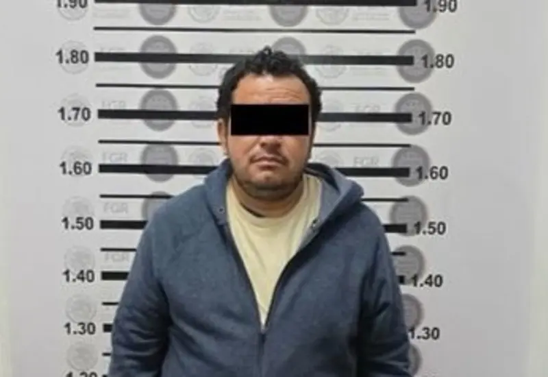 El presunto asesino de una mujer en Santiago Minas, Sola de Vega, es mostrado tras ser detenido y vinculado a proceso judicial.