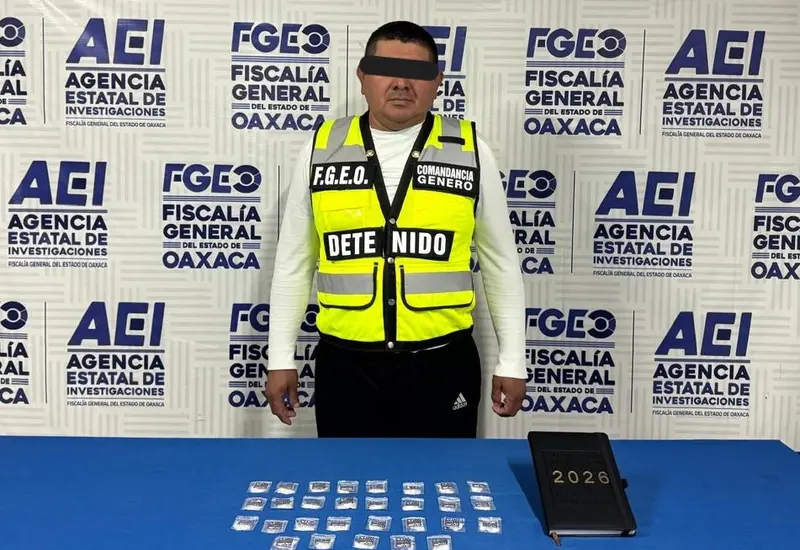 Fotografía del hombre detenido, señalado como presunto narcomenudista, tras un cateo realizado por autoridades en la región de la Cuenca.