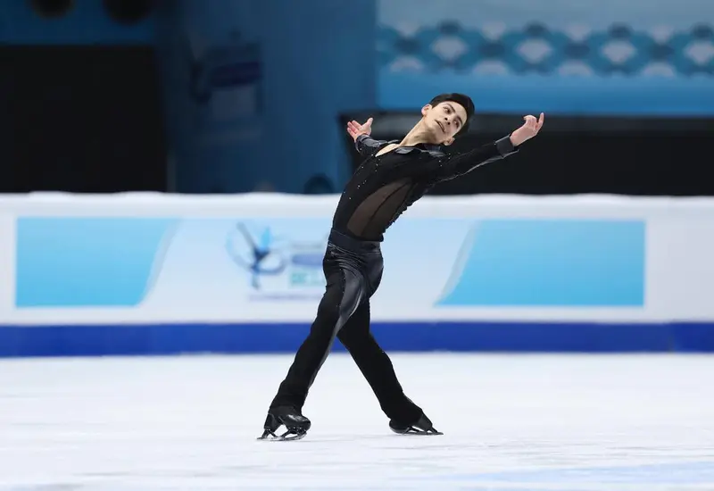 El patinador mexicano Donovan Carrillo es captado en acción durante una de sus espectaculares rutinas de patinaje sobre hielo.