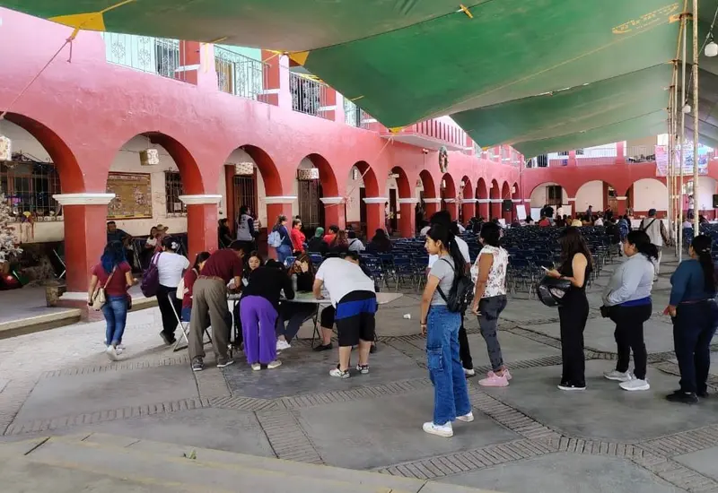 Una urna electoral simboliza las elecciones pendientes en nueve municipios que ahora serán gobernados temporalmente por comisionados designados.