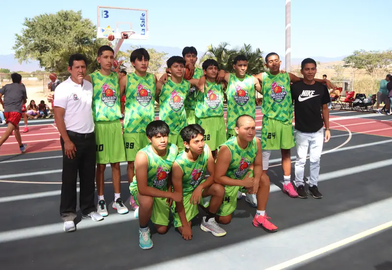 Los jugadores del equipo de Huatulco celebran su victoria después de salir avante en un emocionante y reñido encuentro deportivo en la región.