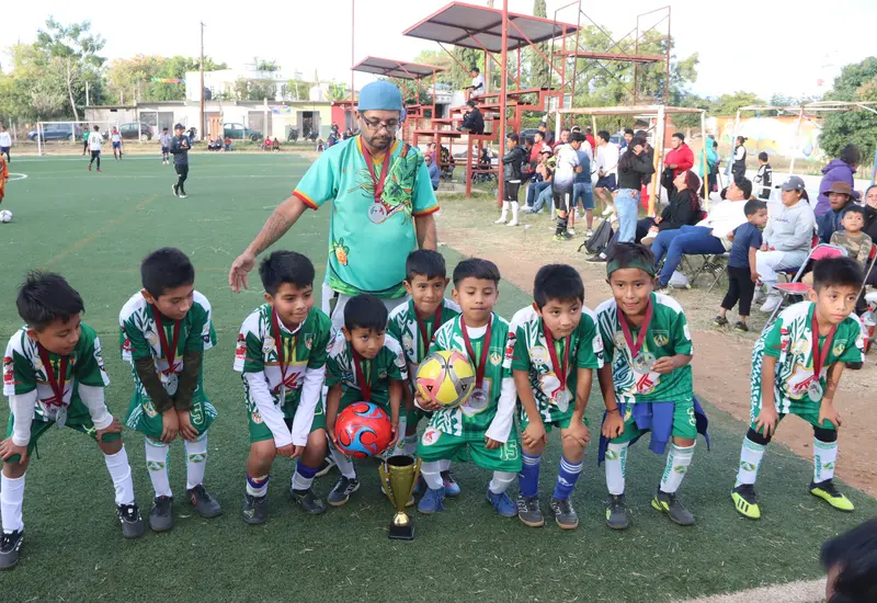 El equipo infantil de Antequera posa feliz para la foto de campeones tras coronarse en el torneo de convivencia.