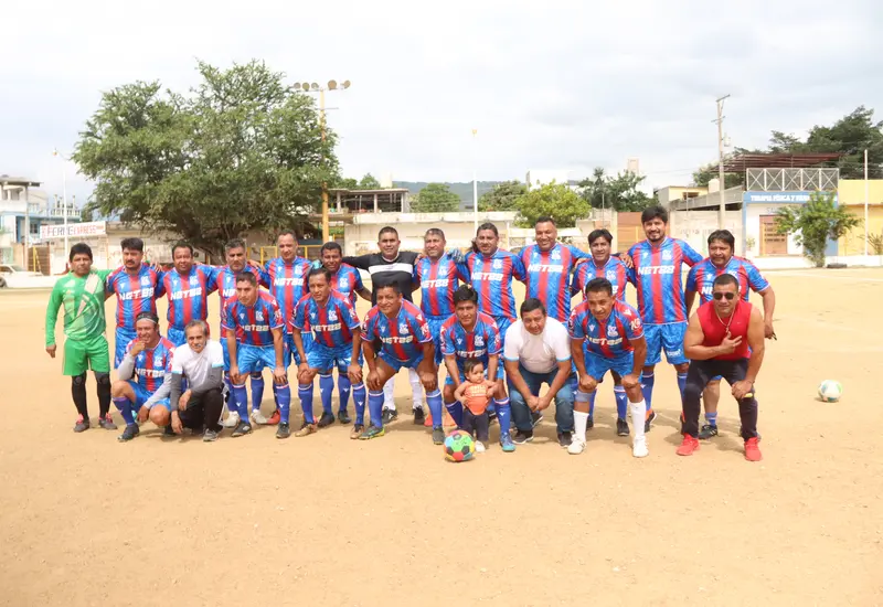 El equipo de fútbol de Xoxocotlán se prepara para un partido decisivo, con la esperanza de dar la campanada y avanzar a la final del torneo.
