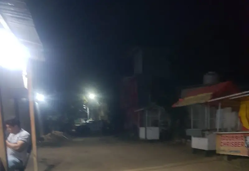 Elementos de la policía y peritos de la fiscalía investigan la escena de un asesinato ocurrido el viernes en el municipio de Santa María Atzompa.