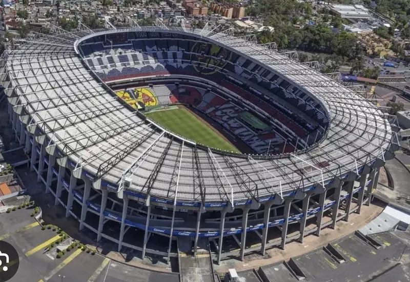 Una vista del campo y las gradas del Estadio Azteca, que estará disponible para el Club América antes del Mundial de fútbol.