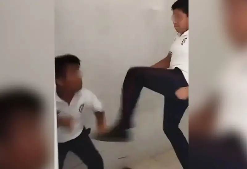 Fotograma del video que circuló en redes sociales mostrando la situación que derivó en la revictimización de un estudiante de talla baja.