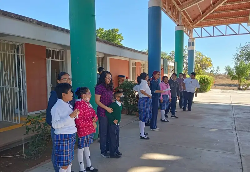 Personal docente del CAM 35 de Tehuantepec durante la junta de planeación académica para definir las actividades del regreso a clases.