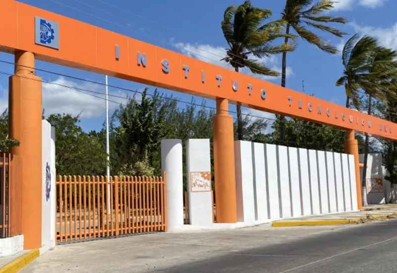 Trabajadores del ITI se manifiestan para exigir la destitución del Director del TecNM, denunciando adeudos pendientes por sinodalías de 2024 y 2025.