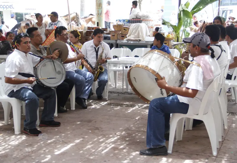 Una escena representativa de las fiestas titulares en Tehuantepec, una tradición cultural con cinco siglos de historia celebrada por la comunidad istmeña.