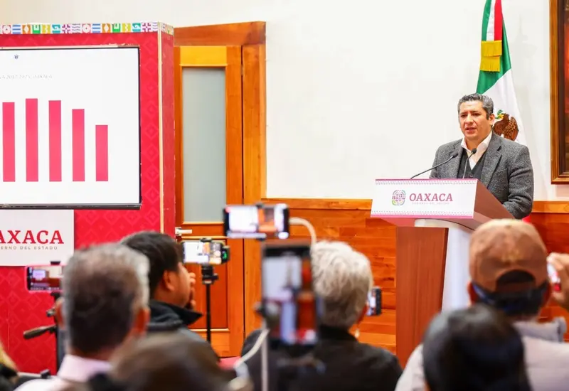 El Fiscal General de Oaxaca, Bernardo Rodríguez Alamilla, durante una conferencia de prensa donde informó sobre la baja en homicidios dolosos.