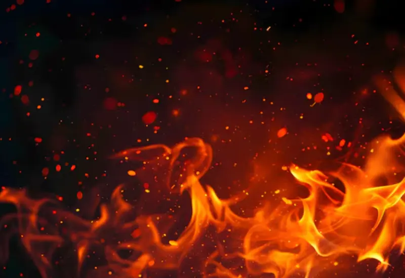 Una imagen conceptual que representa la brutal violencia contra las mujeres, utilizando el fuego como símbolo de la crueldad y el dolor infligido.