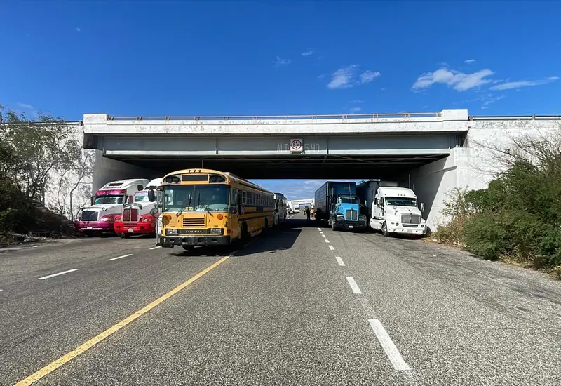 Fuertes rachas de viento azotan el tramo carretero La Venta-La Ventosa en el Istmo de Tehuantepec, una zona de alto riesgo para automovilistas.