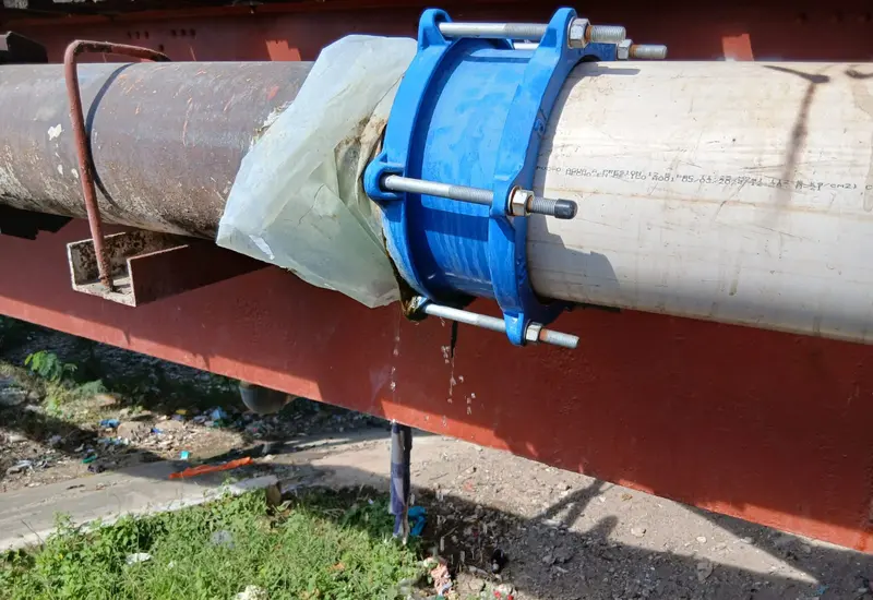Tuberías antiguas y con falta de mantenimiento que provocan el problema de fugas de agua en el sistema operador de Tehuantepec.
