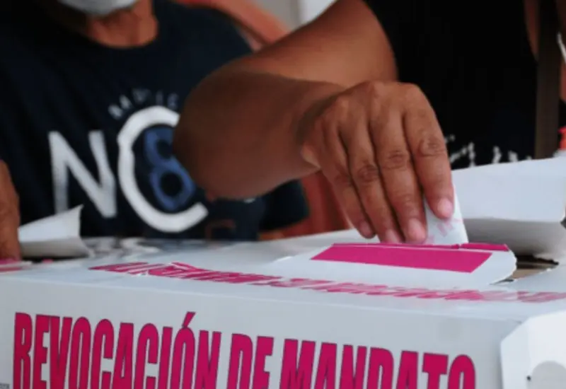 Ilustración sobre la votación del 25 de enero en la que el pueblo de Oaxaca decidirá el futuro y la permanencia de su gobernador.