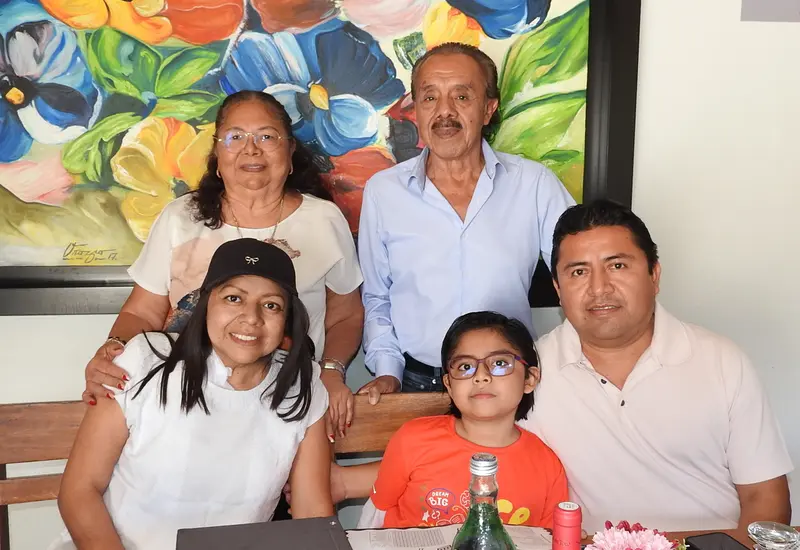 María del Carmen Mendoza, Eliseo González, Ana González, José María y Rubén Reyes sonríen juntos mientras disfrutan de un evento social en Oaxaca.