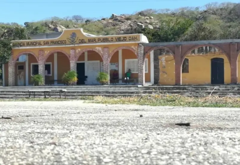 Un grupo de once personas de la comunidad de Pueblo Viejo controla el acceso vehicular como parte de su denuncia por abandono oficial.