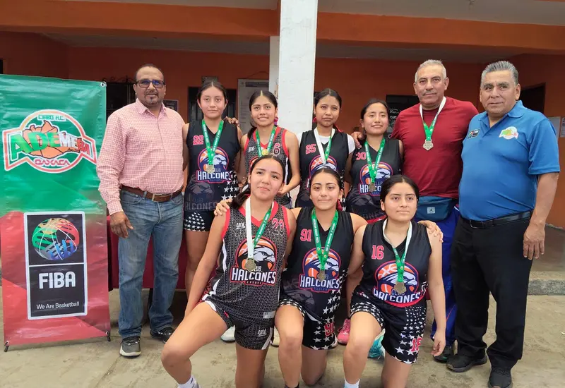 El equipo de basquetbol Halcones Femenil posa orgulloso tras coronarse como las campeonas de la categoría de cadetes en las finales del torneo.
