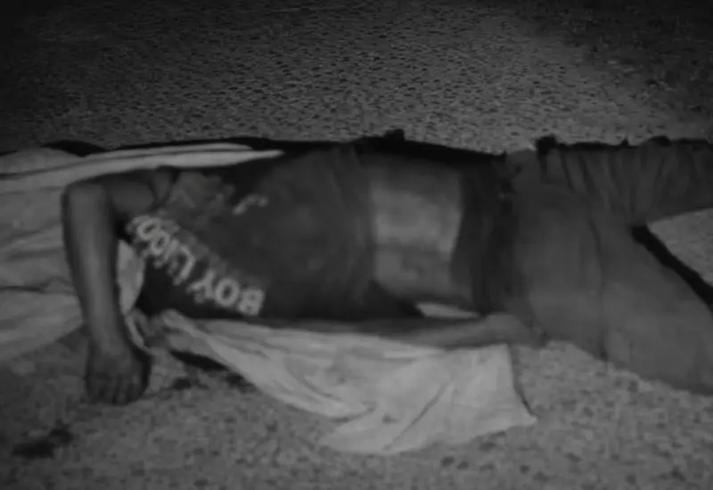 El cuerpo de un hombre sin vida, envuelto completamente en sábanas, fue hallado en la vía pública de Juchitán de Zaragoza, Oaxaca.