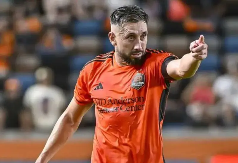 El futbolista mexicano Héctor Herrera posa con el uniforme de su equipo, el Houston Dynamo, durante su regreso a los entrenamientos del club.