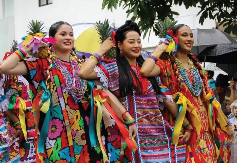 Miembros de la comunidad oaxaqueña defienden su cultura y la Guelaguetza ante la condena del INPI por su apropiación indebida.