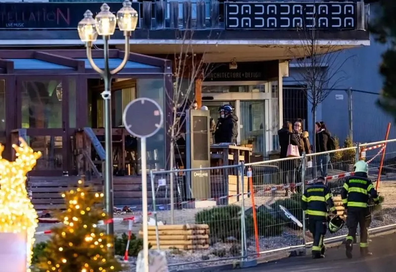 Imagen de la investigación en curso en el bar que fue incendiado en Suiza, donde las autoridades buscan esclarecer los hechos.