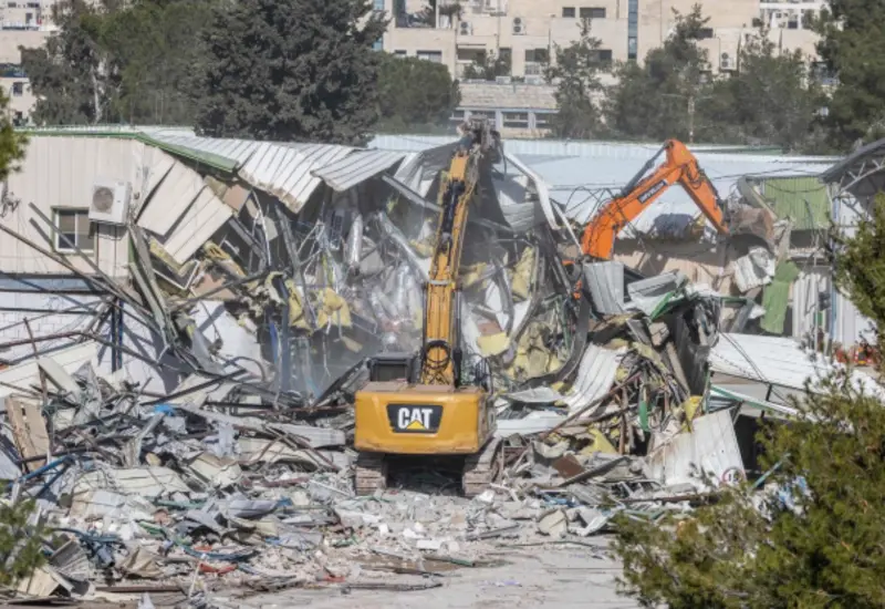La sede de la ONU para refugiados palestinos destruida tras un ataque de Israel, un acto denunciado como violación al derecho internacional.