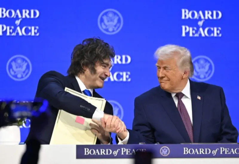 El presidente argentino Javier Milei presenta una propuesta a Donald Trump durante su encuentro en el Foro Económico Mundial de Davos.