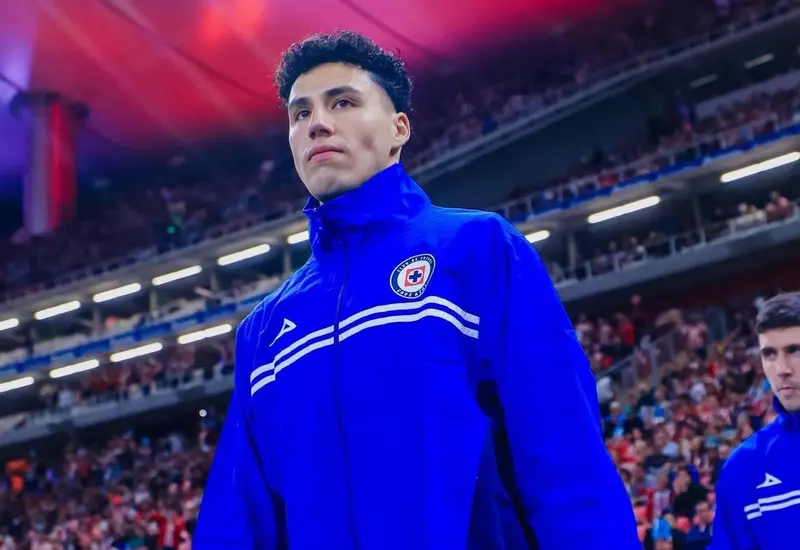 El futbolista mexicano Jorge Sánchez, quien tiene una oferta para jugar en Europa, es fotografiado durante un partido de futbol.