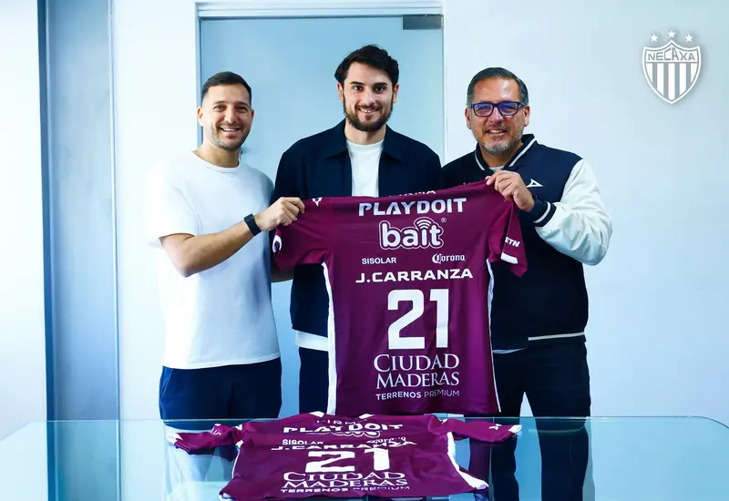 El futbolista Julián Carranza es presentado oficialmente como el nuevo refuerzo del equipo de fútbol apodado 'el rayo'.