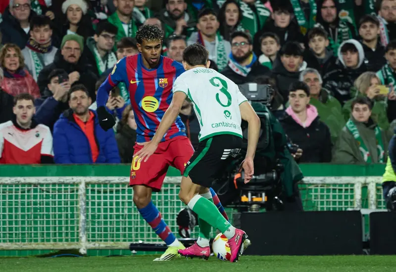El futbolista Lamine Yamal del FC Barcelona celebra efusivamente tras anotar el segundo gol del equipo que aseguró su avance en la competición.