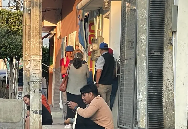 Ciudadanos forman una larga fila afuera de las oficinas del INE en Juchitán para tramitar su credencial ante la alta demanda.