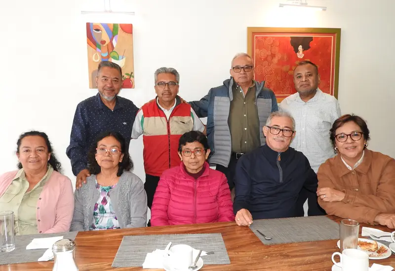 Leticia Pérez Unda, sentada a la derecha, sonríe junto a su grupo de amigos durante el festejo organizado con motivo de su cumpleaños.