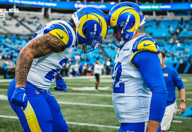 Jugadores de Los Angeles Rams en acción durante el partido de comodines de la NFL en el que derrotaron a los Carolina Panthers.