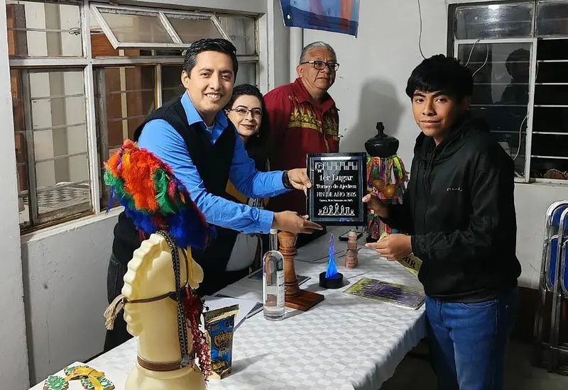 El joven Luis Magdiel Santiago posa para la foto tras coronarse campeón del Torneo de Ajedrez de Fin de Año.