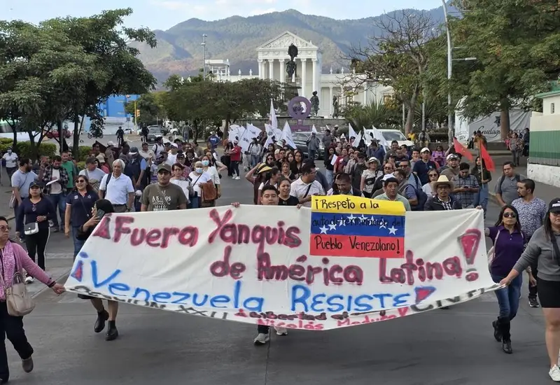 Integrantes de la Sección 22 marchan por las calles de la ciudad de Oaxaca para protestar contra la agresión de Estados Unidos a Venezuela.