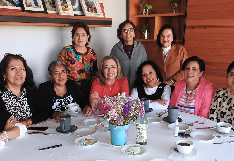 María Elena Ruiz Méndez celebra su cumpleaños sentada al centro, disfrutando de un desayuno en compañía de sus mejores amigas en Oaxaca.