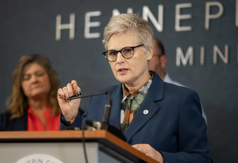 Un retrato de la fiscal Mary Moriarty, quien desafía a Trump por la jurisdicción en el caso de un agente de ICE.