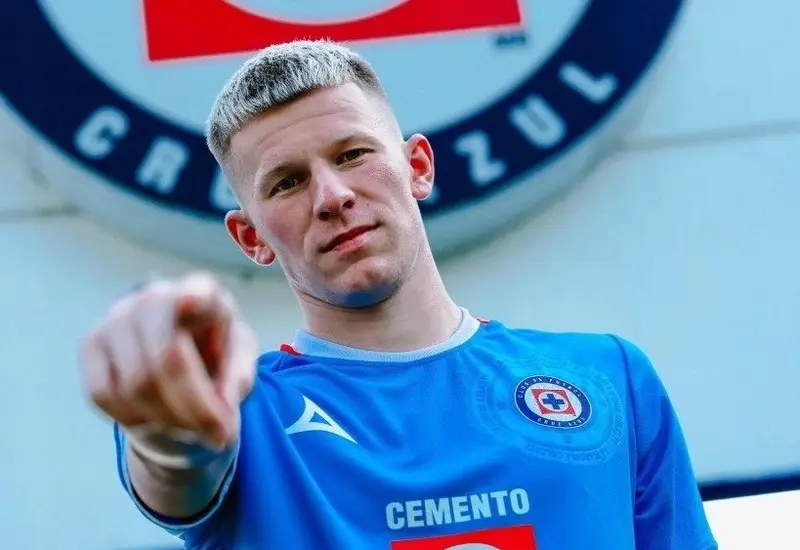 El futbolista polaco Mateusz Bogusz en una fotografía, tras confirmarse su regreso como nuevo fichaje del club de fútbol Cruz Azul.